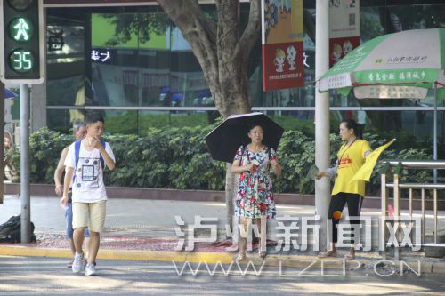 絕大多數市民都做到了自覺禮讓斑馬線，不橫穿馬路，不翻越欄桿，做到車讓人、人讓車2.JPG